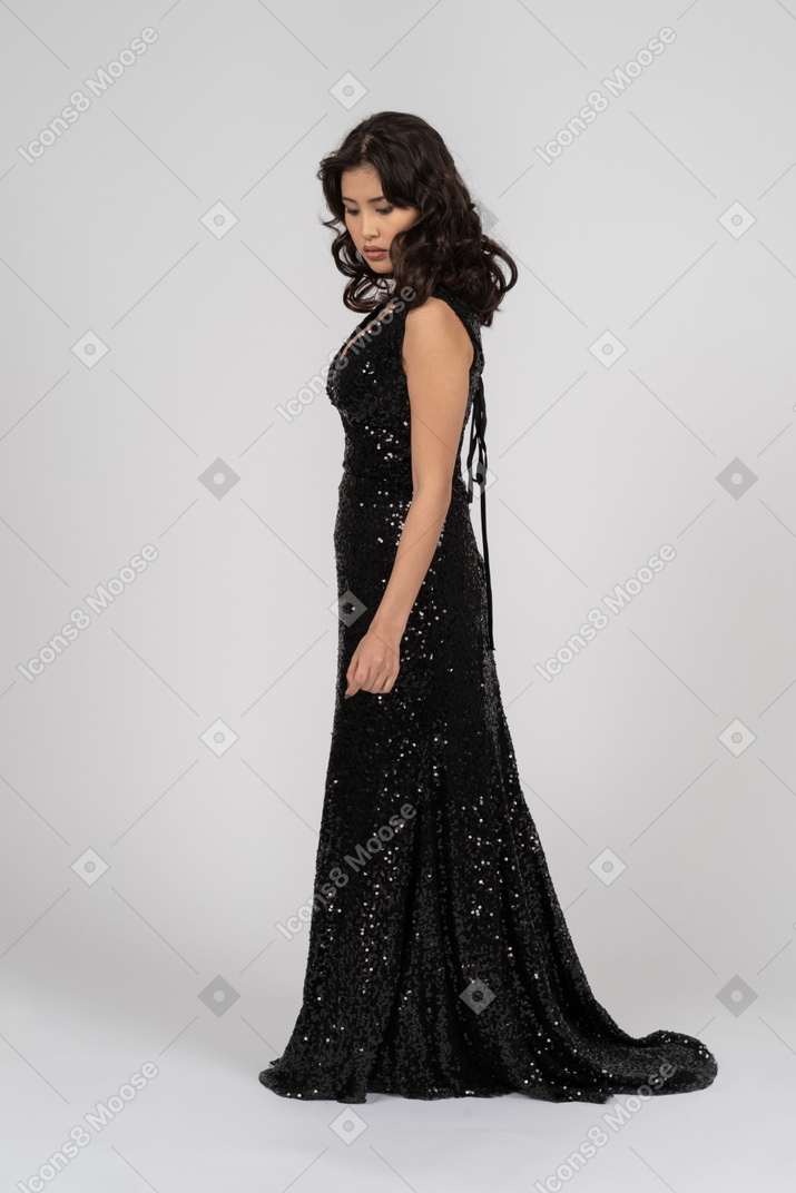 Женщина в черном вечернем платье