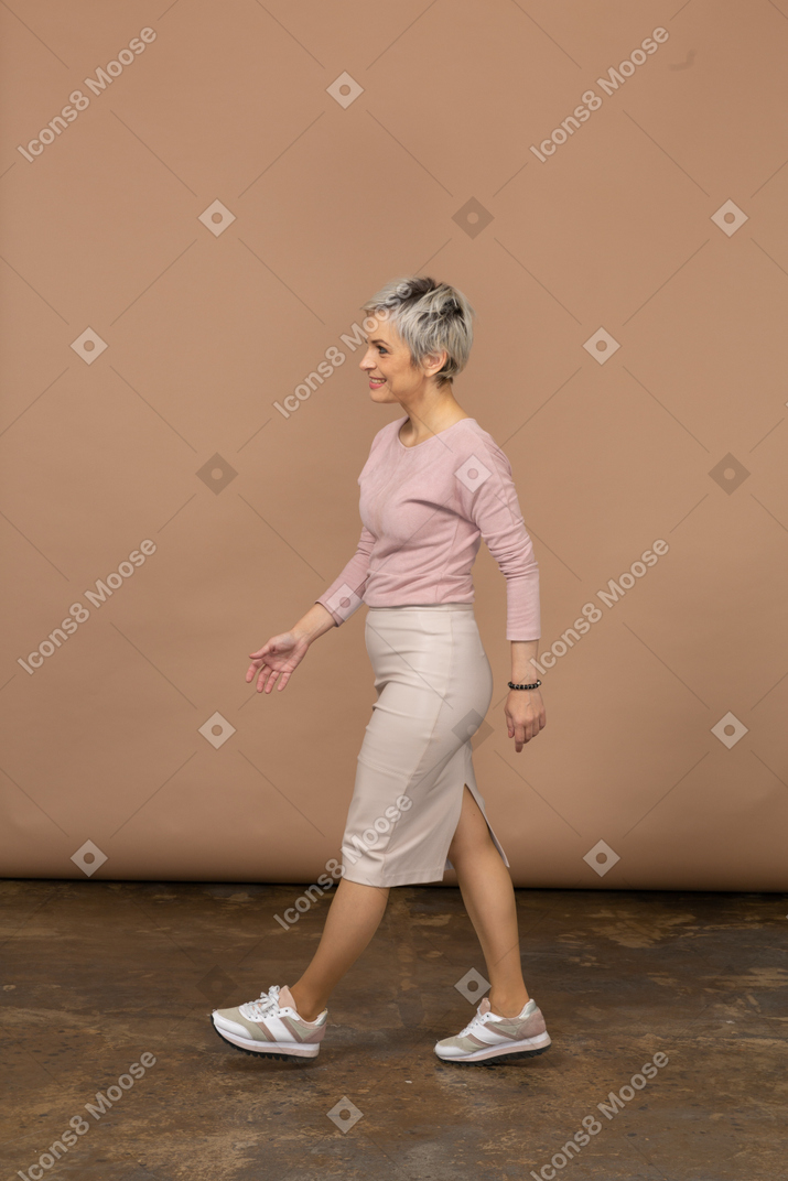 一个穿休闲服的女人走路的侧视图