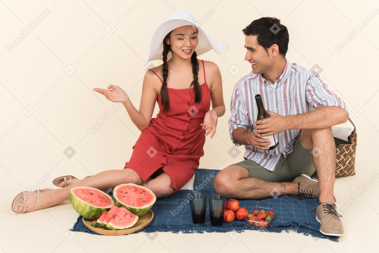 Jovem casal interracial fazendo piquenique e conversando