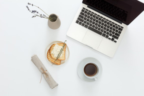 Café da manhã no local de trabalho em casa