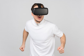 Homem impressionado com fone de ouvido de realidade virtual