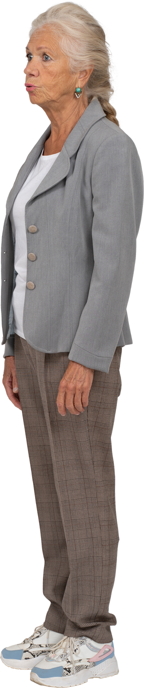Vista lateral de una anciana en traje haciendo muecas