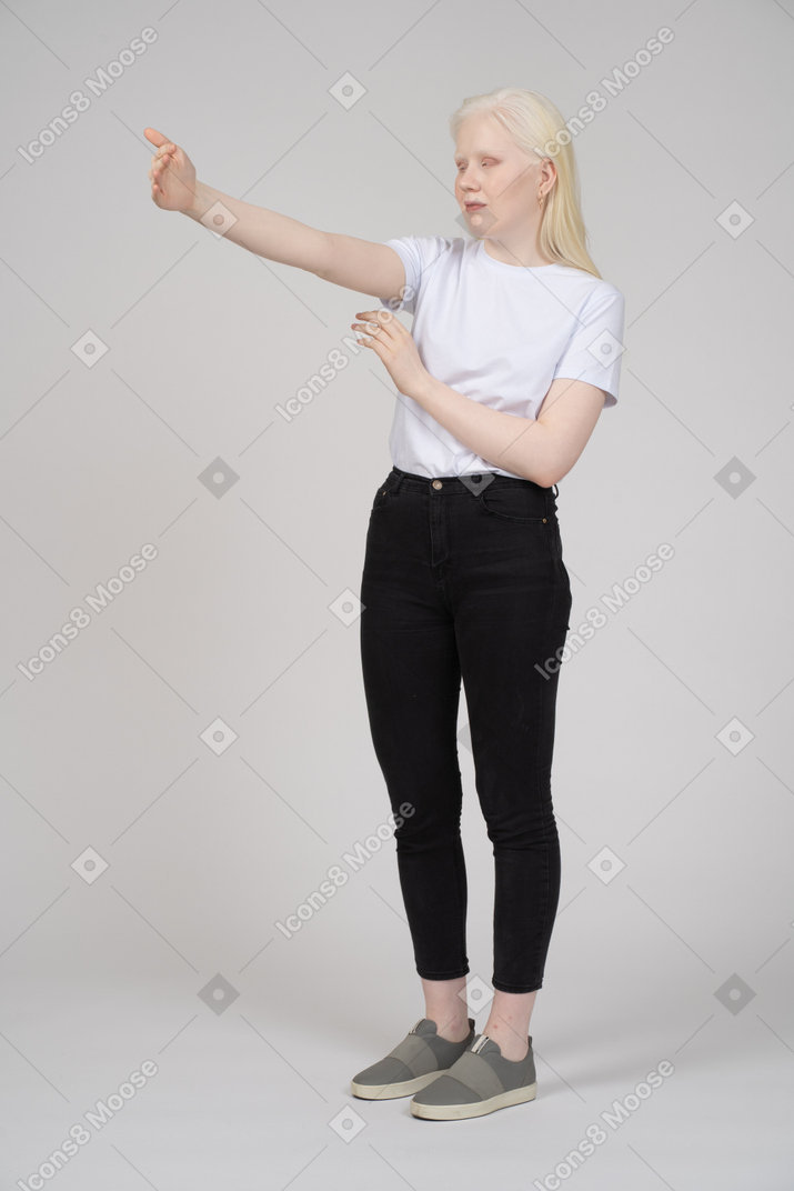 Mujer joven levantando su brazo