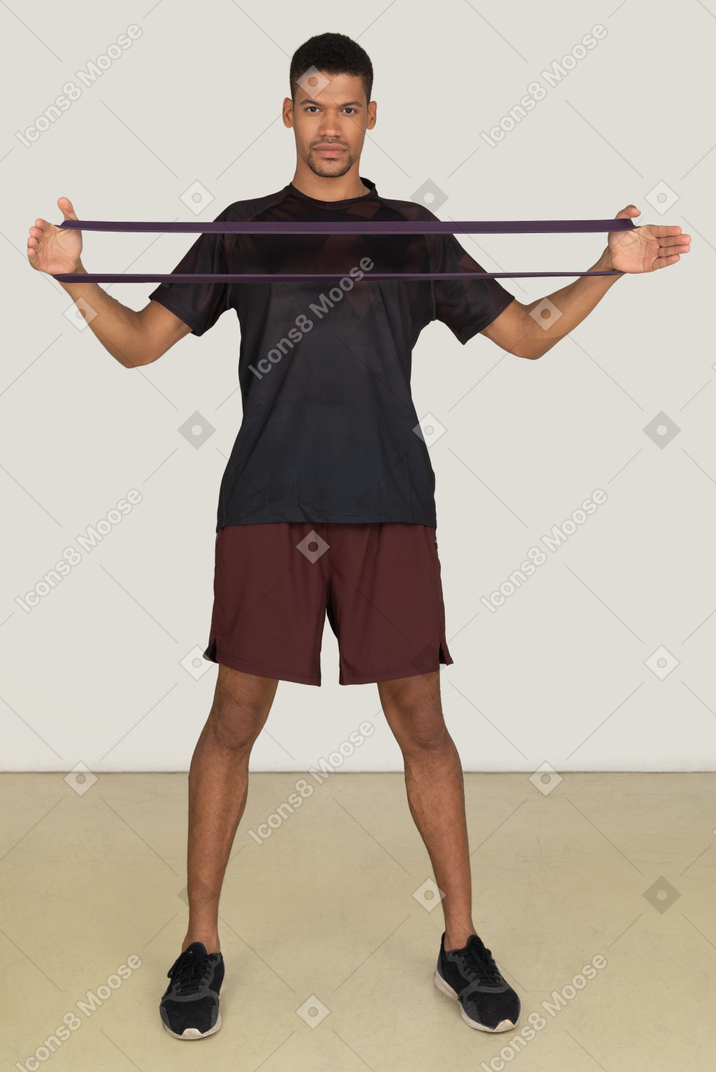 Junger mann in sportkleidung trainieren