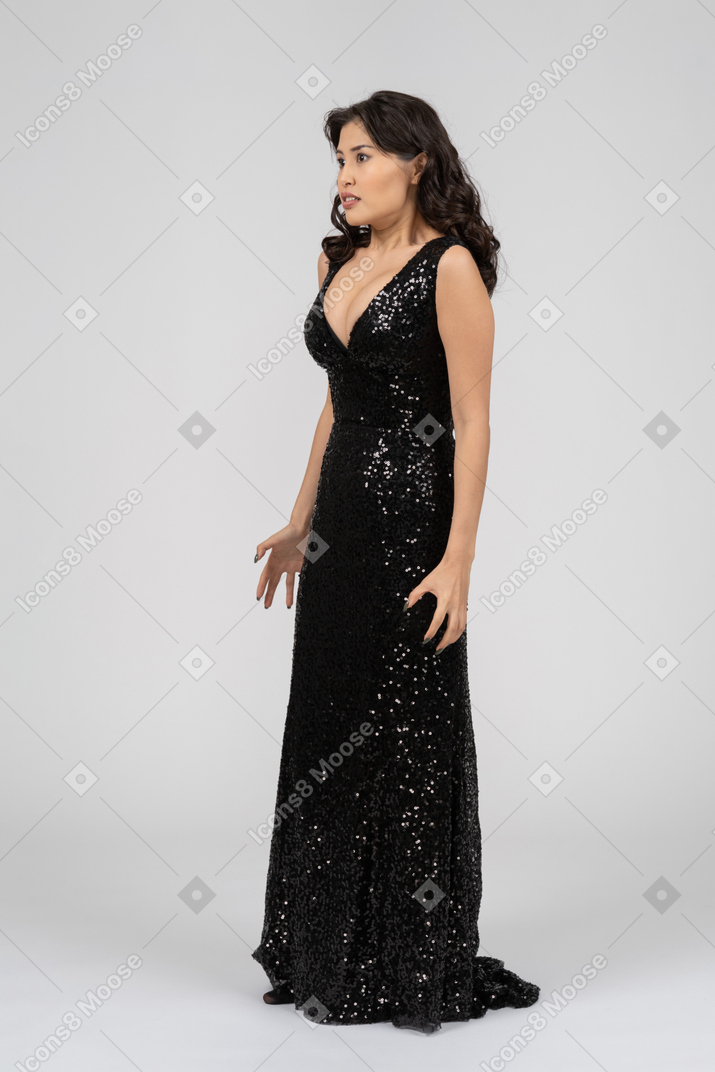 Linda mulher irritada no vestido preto pronto para rasgar alguém em pedaços