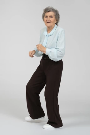Anciana bailando