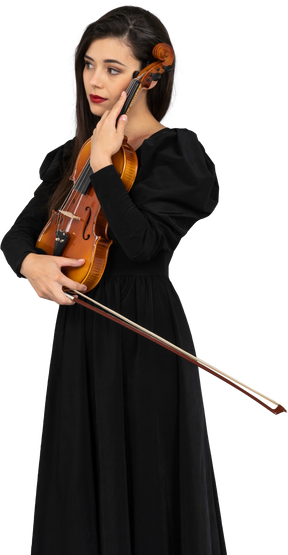 Крупный план молодой дамы в черном платье, держащей скрипку