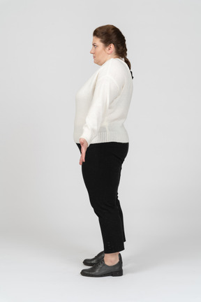 横顔に立っているカジュアルな服装のプラスサイズの女性