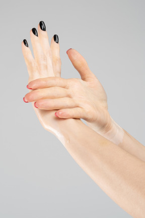 Mains féminines avec pigmentation