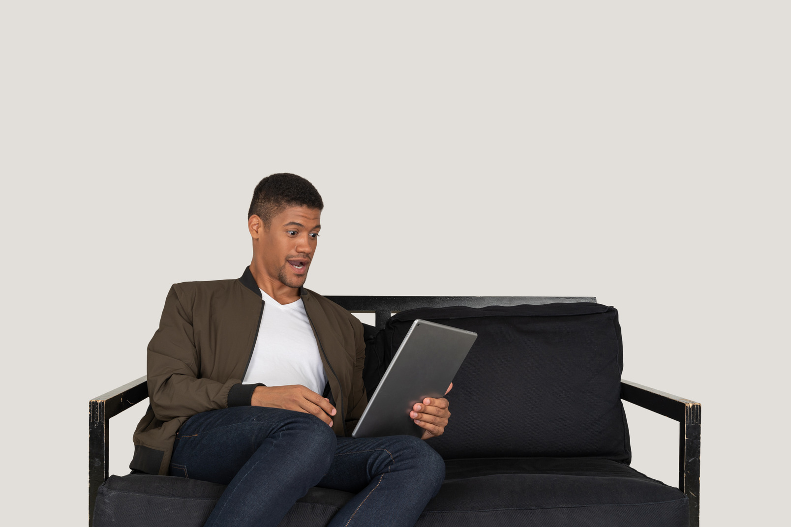 Карибидис харламов на диване с планшетом