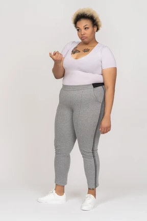 Cuerpo positivo afro femenino haciendo señas con un dedo