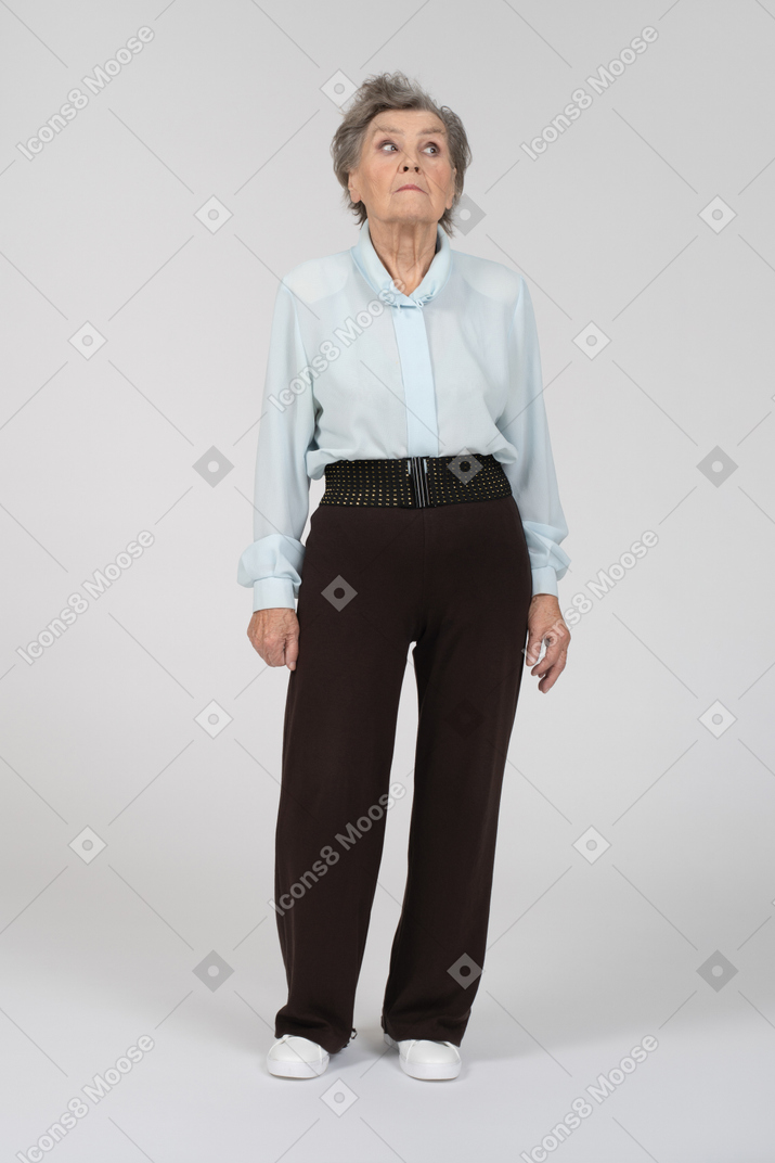 一位老妇人的正面图，小心地向右扫视