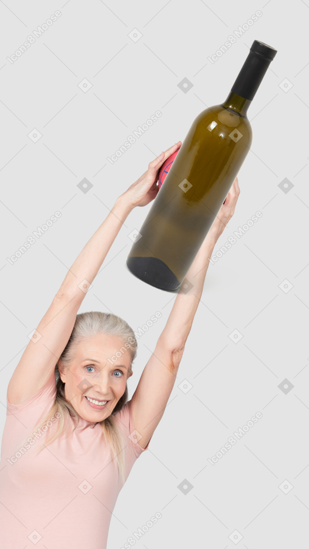 Donna che tiene una bottiglia di vino gigante