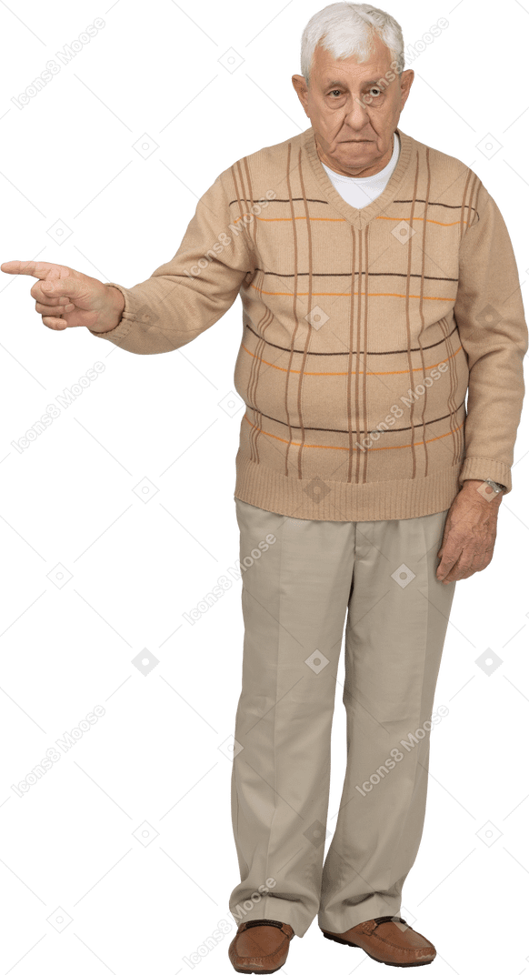Vista frontal de um velho em roupas casuais, apontando com o dedo