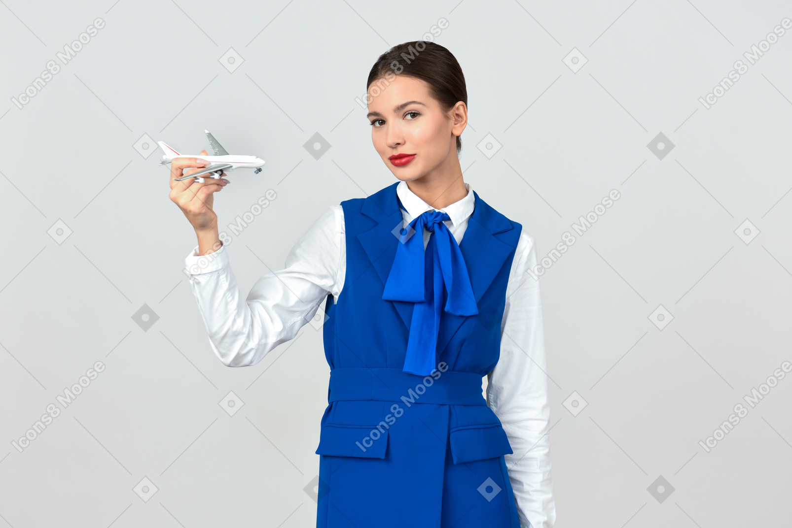 Bellissimo assistente di volo in uniforme blu