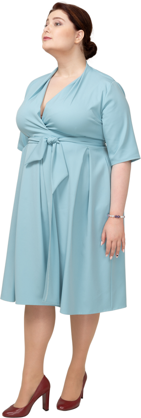 青いドレスを着た女性の正面図