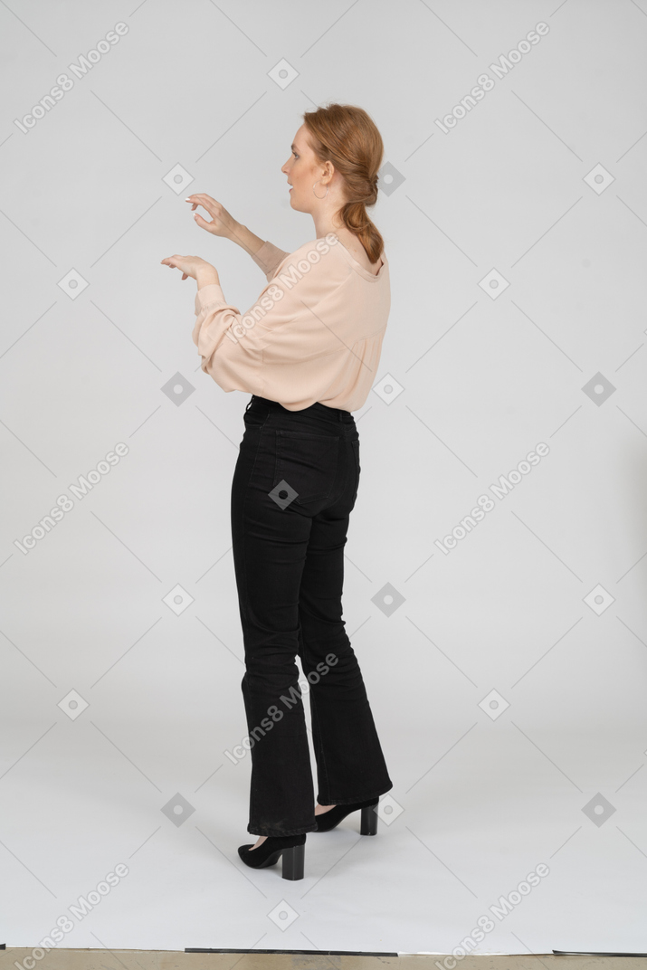 Mujer en blusa hermosa saltando