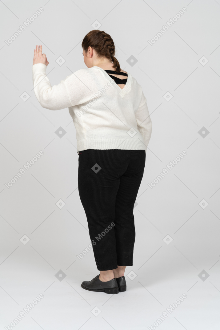 Okサインを示すカジュアルな服を着たふっくらとした女性