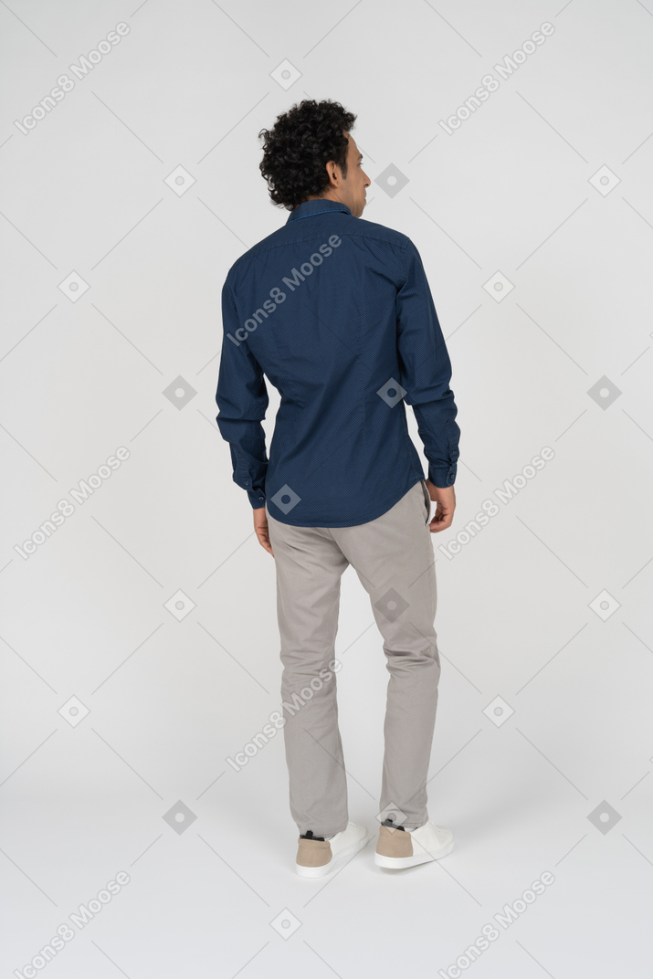 カジュアルな服装の男性の背面図