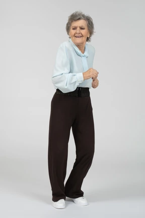 Anciana bailando