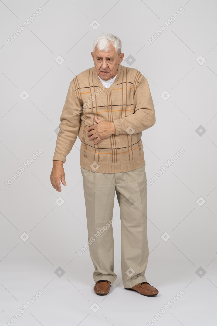 カジュアルな服装で老人の正面図