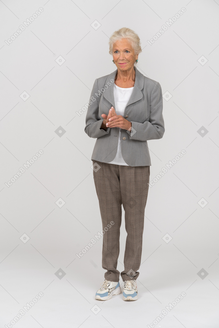 一个穿西装的老妇人的前视图