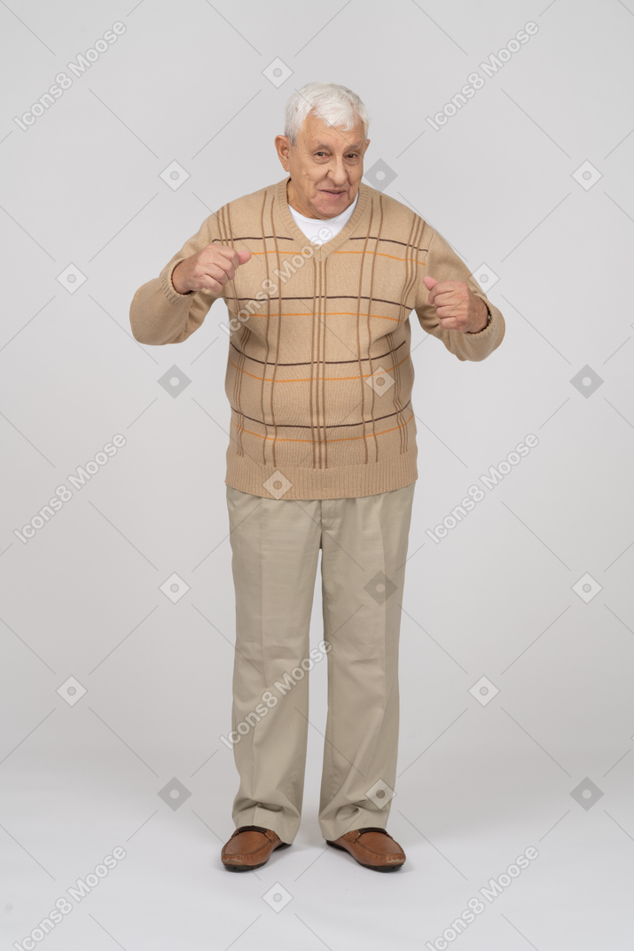 Vista frontal de um velho em roupas casuais explicando algo