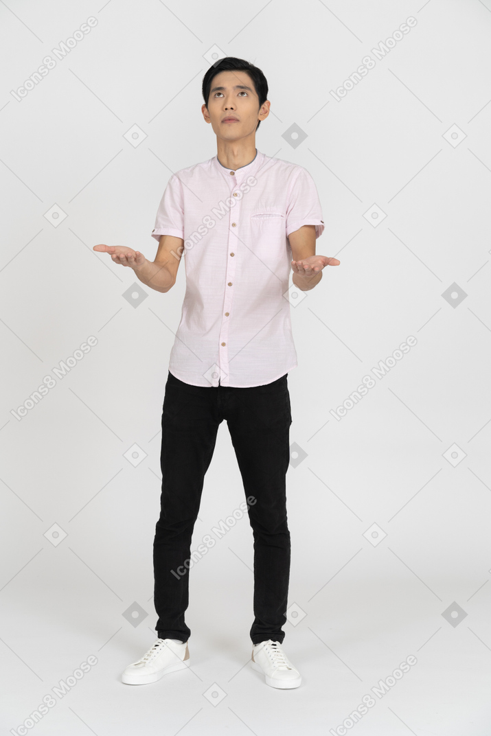 Mann in freizeitkleidung stehend