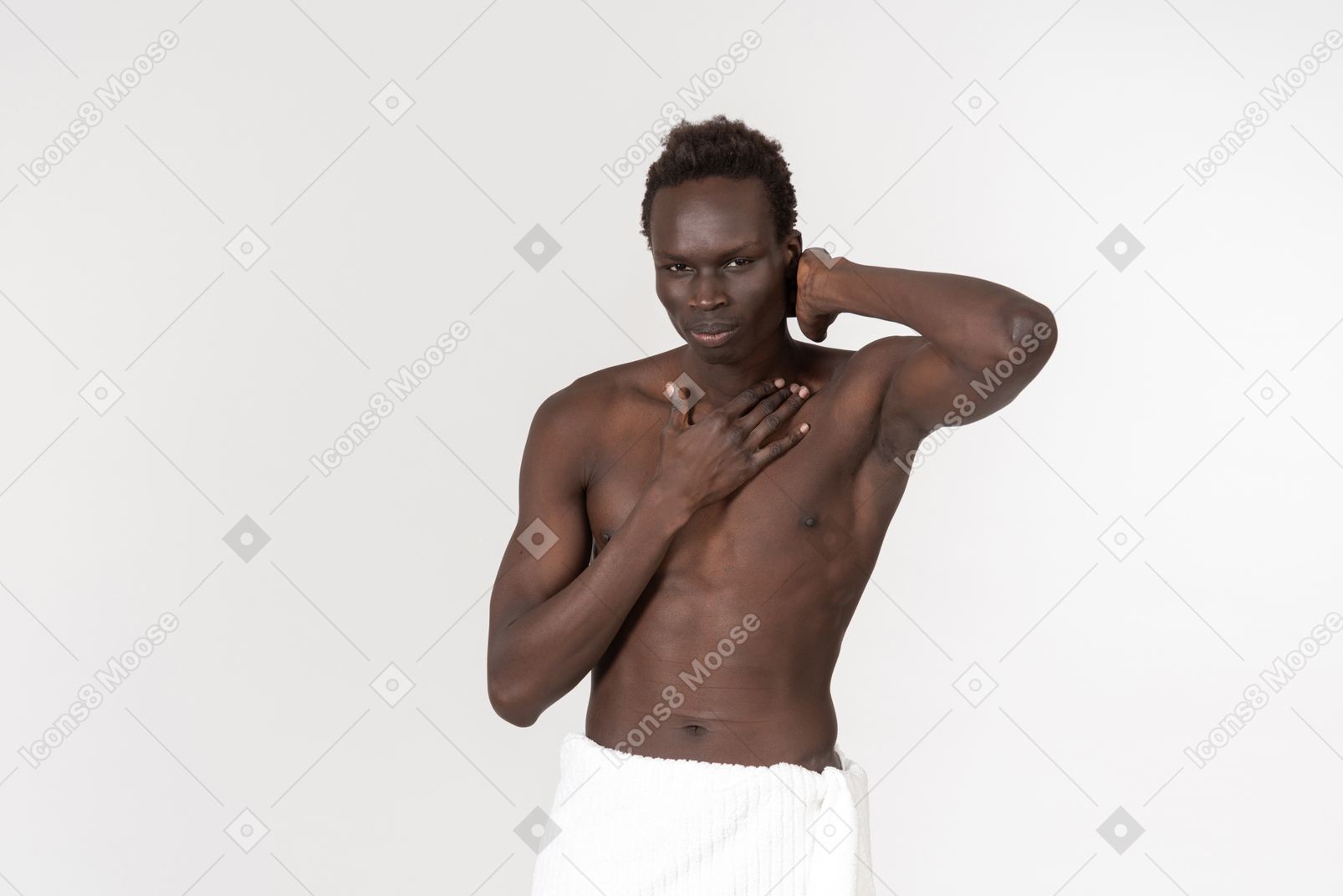 Темнокожий мужчина с белым банным полотенцем на талии делает утреннюю рутину