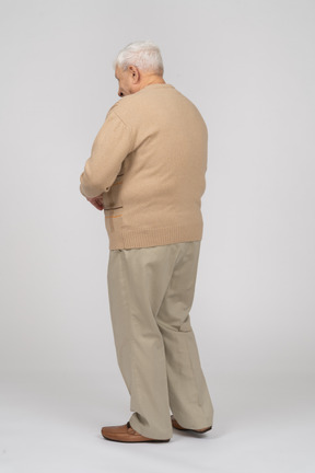 カジュアルな服装で老人の側面図