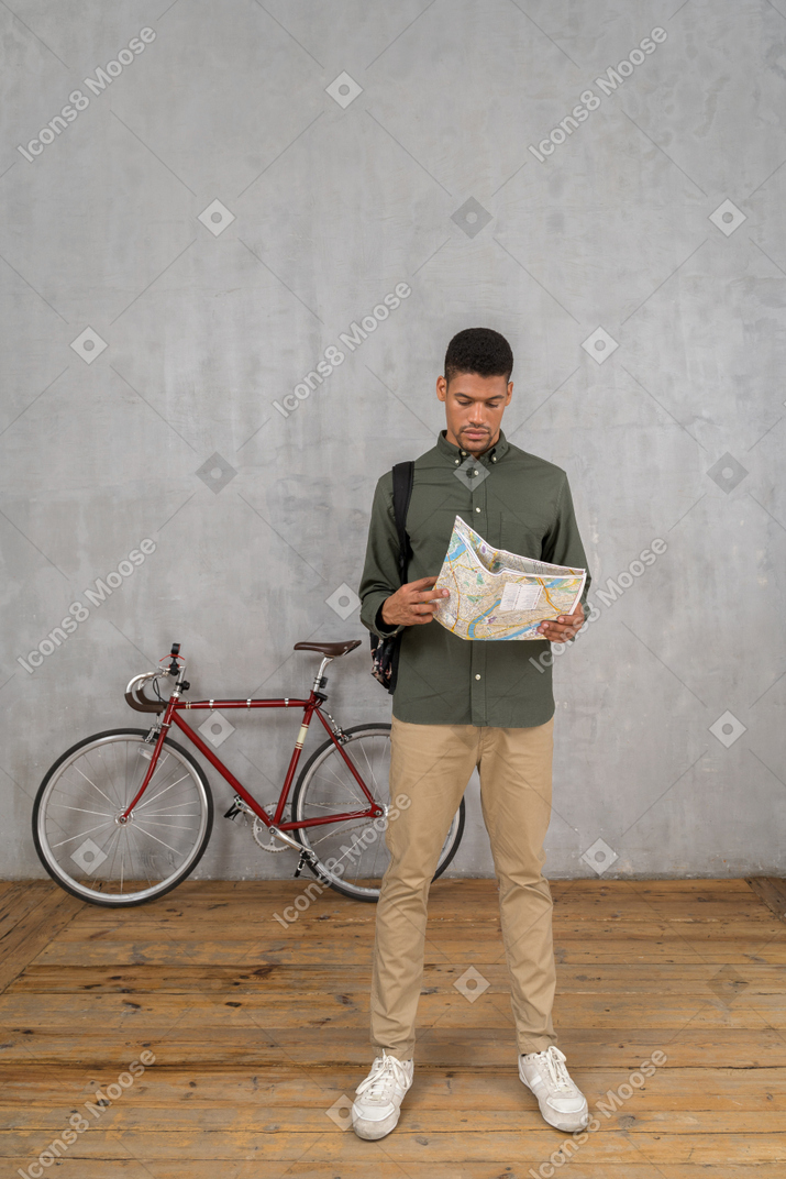 Vue de face d'un homme regardant une carte dans la confusion
