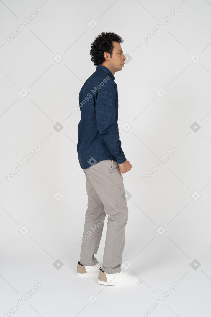 Seitenansicht eines mannes in freizeitkleidung