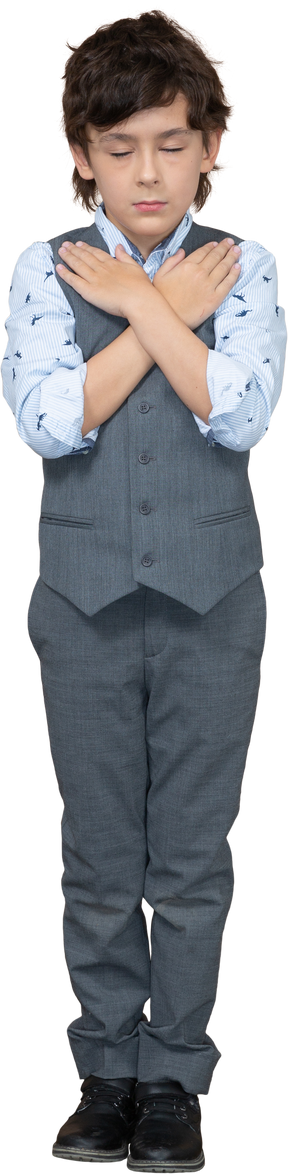 Vista frontale di un ragazzo in abito grigio in piedi con le mani sulle spalle