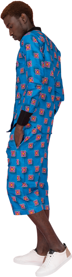 Hombre negro en pijama azul de pie
