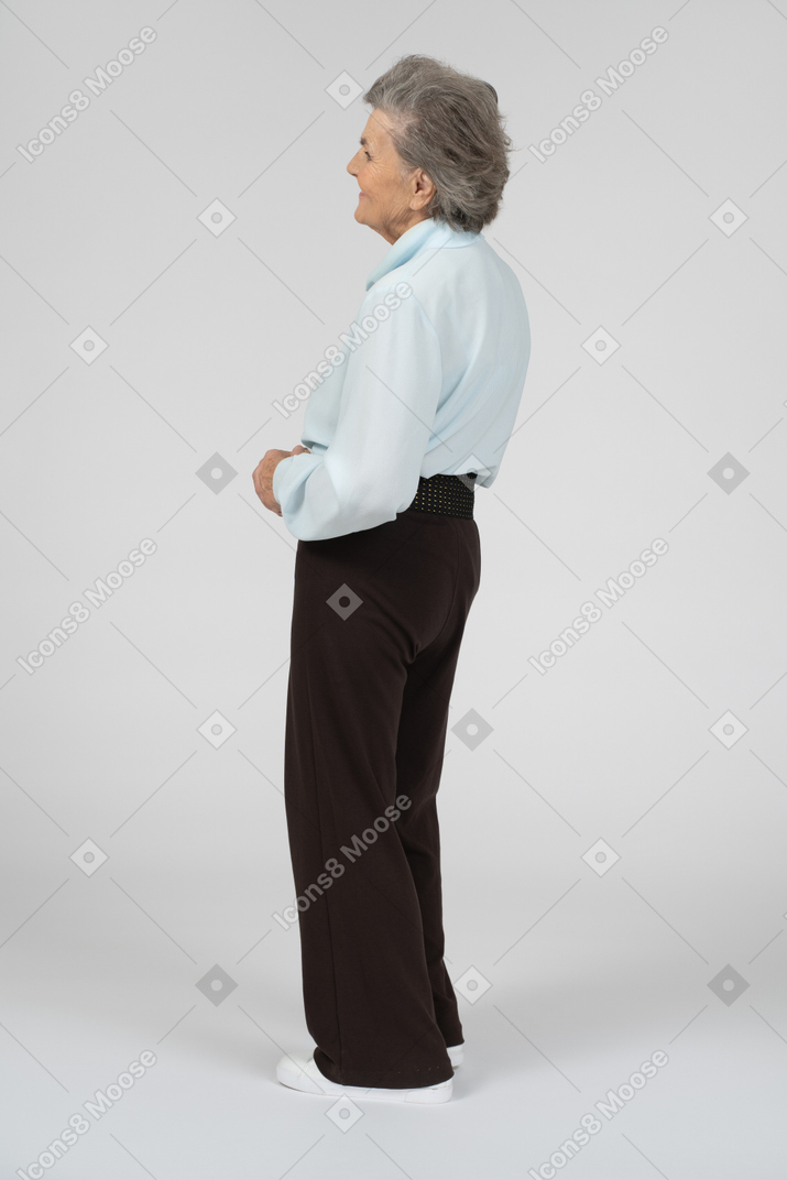 Vista laterale di una donna anziana in piedi