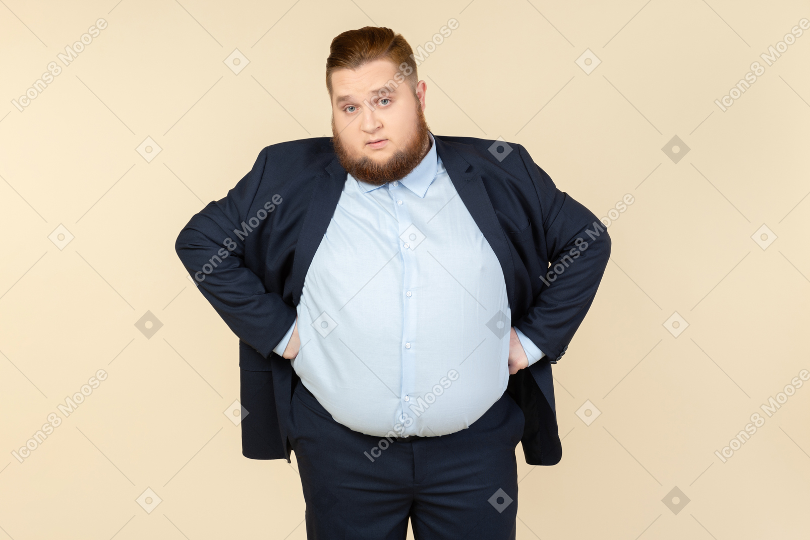 Homem jovem com excesso de peso com as mãos em ambos os lados em pé e como não entender algo