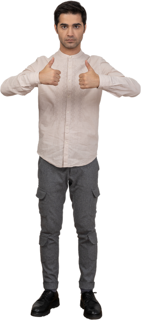 Homem de camisa mostrando os polegares para cima