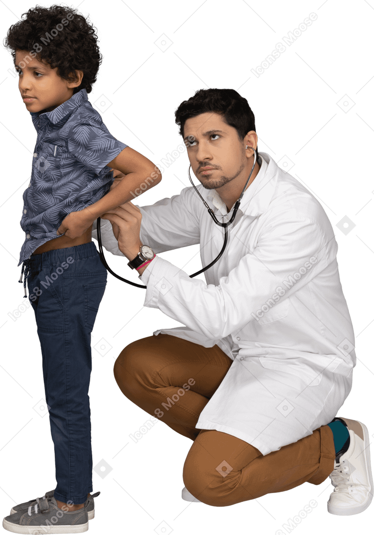 어린 소년을 검사하는 의사