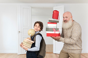 Avô animado para dar presentes de natal para seu neto