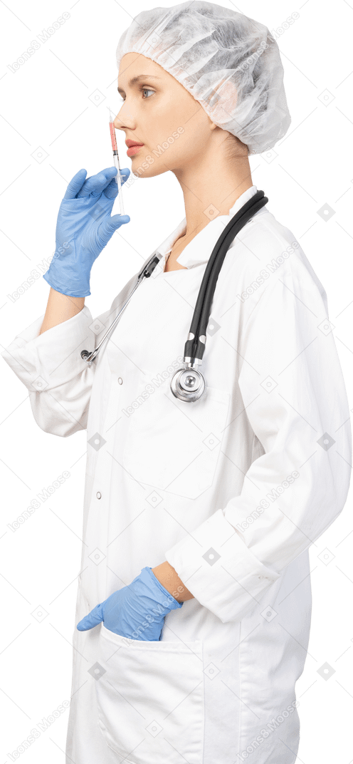 一位年轻女医生拿着注射器的侧视图