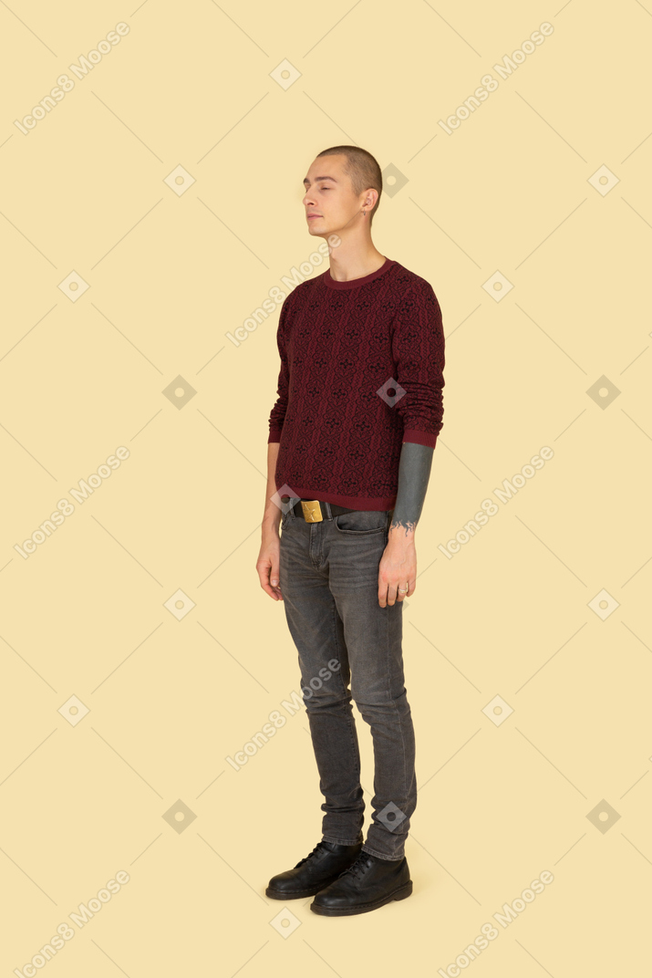 Vista de três quartos de um jovem com um suéter vermelho