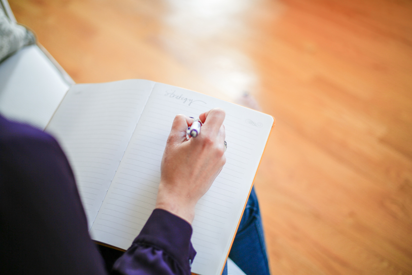 Руки писателей. Руки двоих людей с ручкой и бумагой. Девушка на полу бумага пишет. Note hand. Work writing photos.