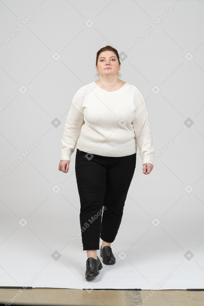 一个穿着休闲服的胖女人看着相机的前视图