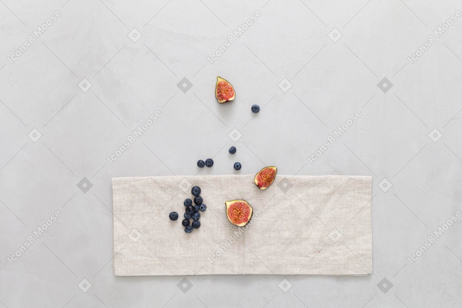 蓝莓和无花果亚麻桌布上的无花果