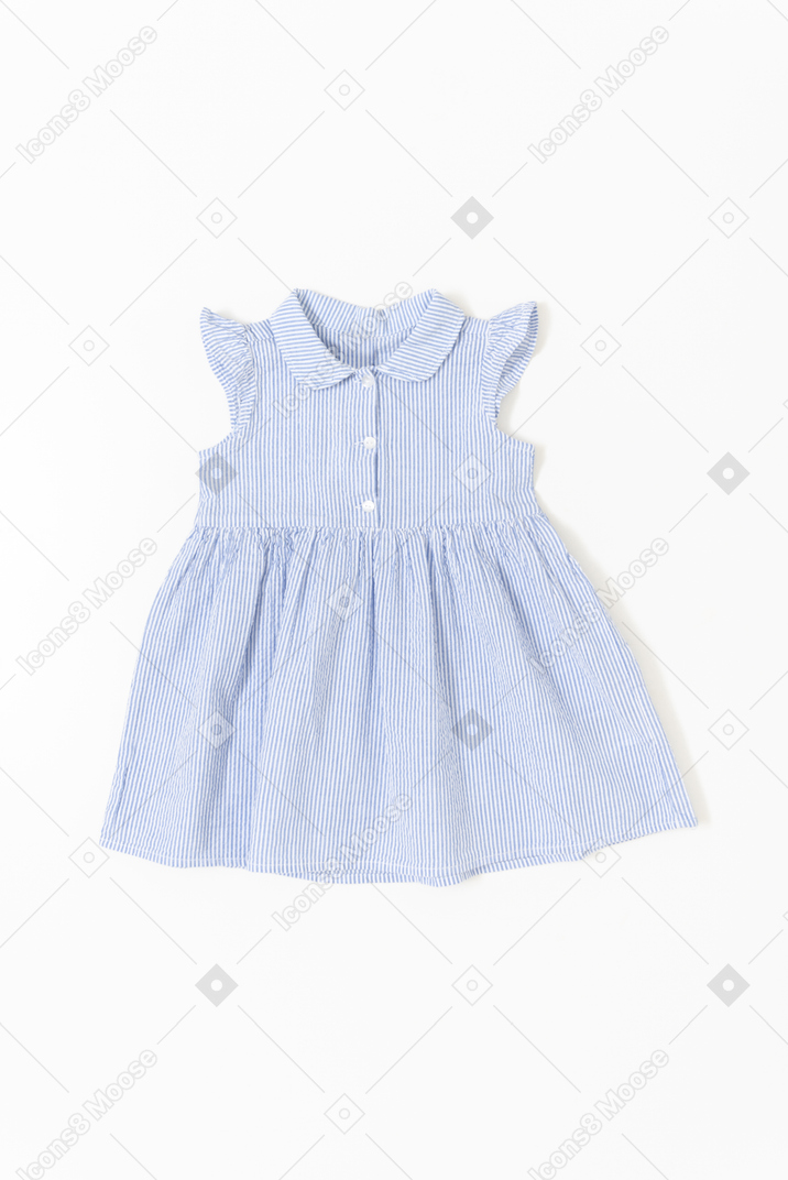 Голубое платье малыша на белом фоне