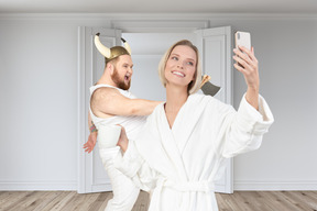 Femme prenant des selfies avec viking