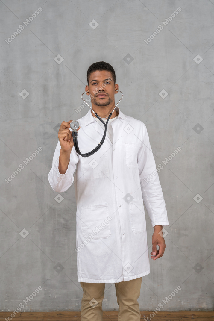 Médico masculino usando um estetoscópio