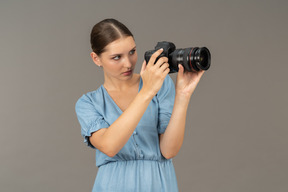 Dreiviertelansicht einer jungen frau im blauen kleid beim schuss