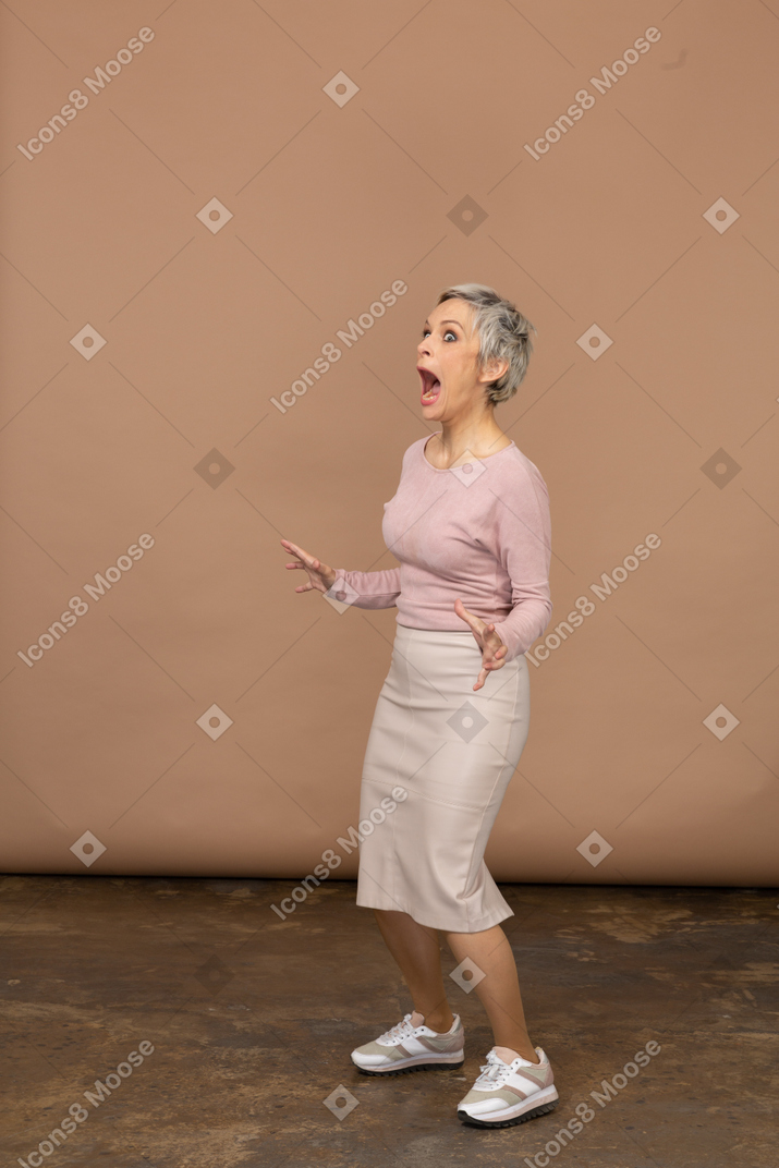 Вид сбоку кричащей женщины в повседневной одежде