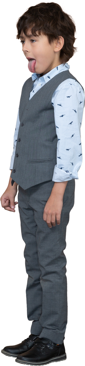 舌を示す灰色のスーツを着た少年の側面図